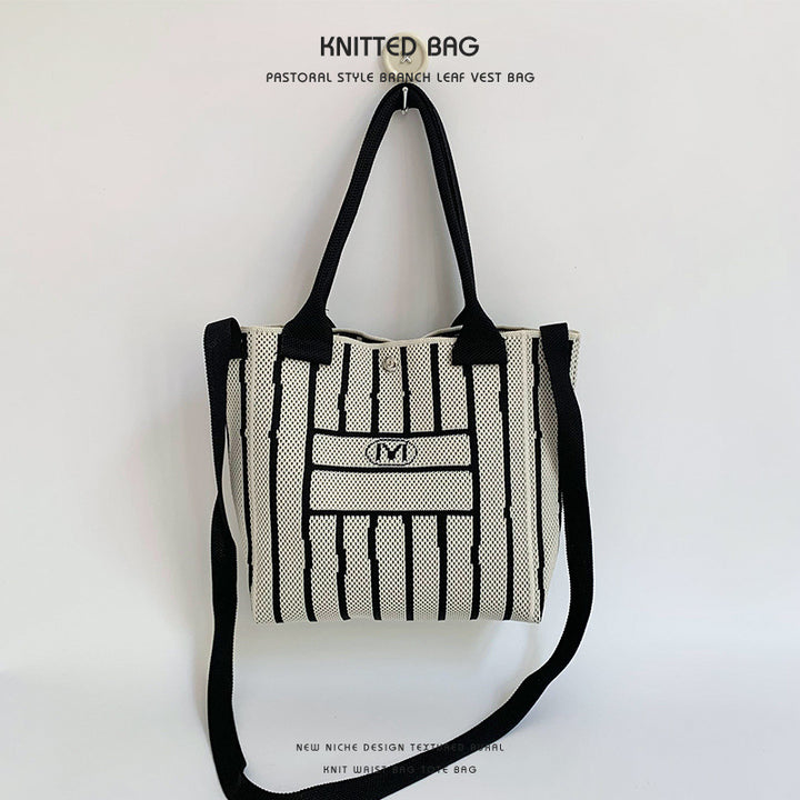 Heart striped knitted handbag