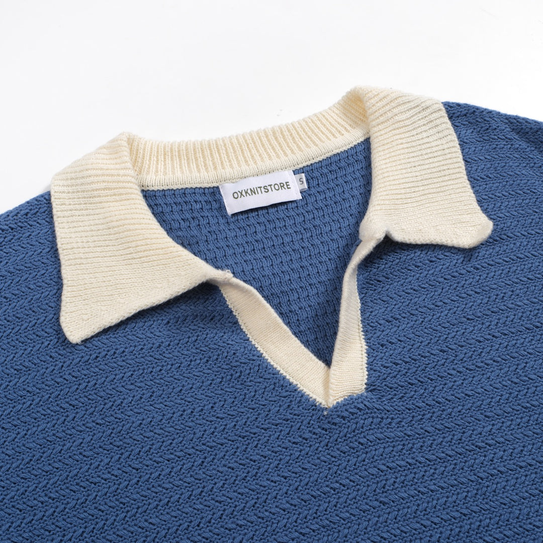 Blau gestrickte Polo von Männern aus weißem V-Ausschnitt