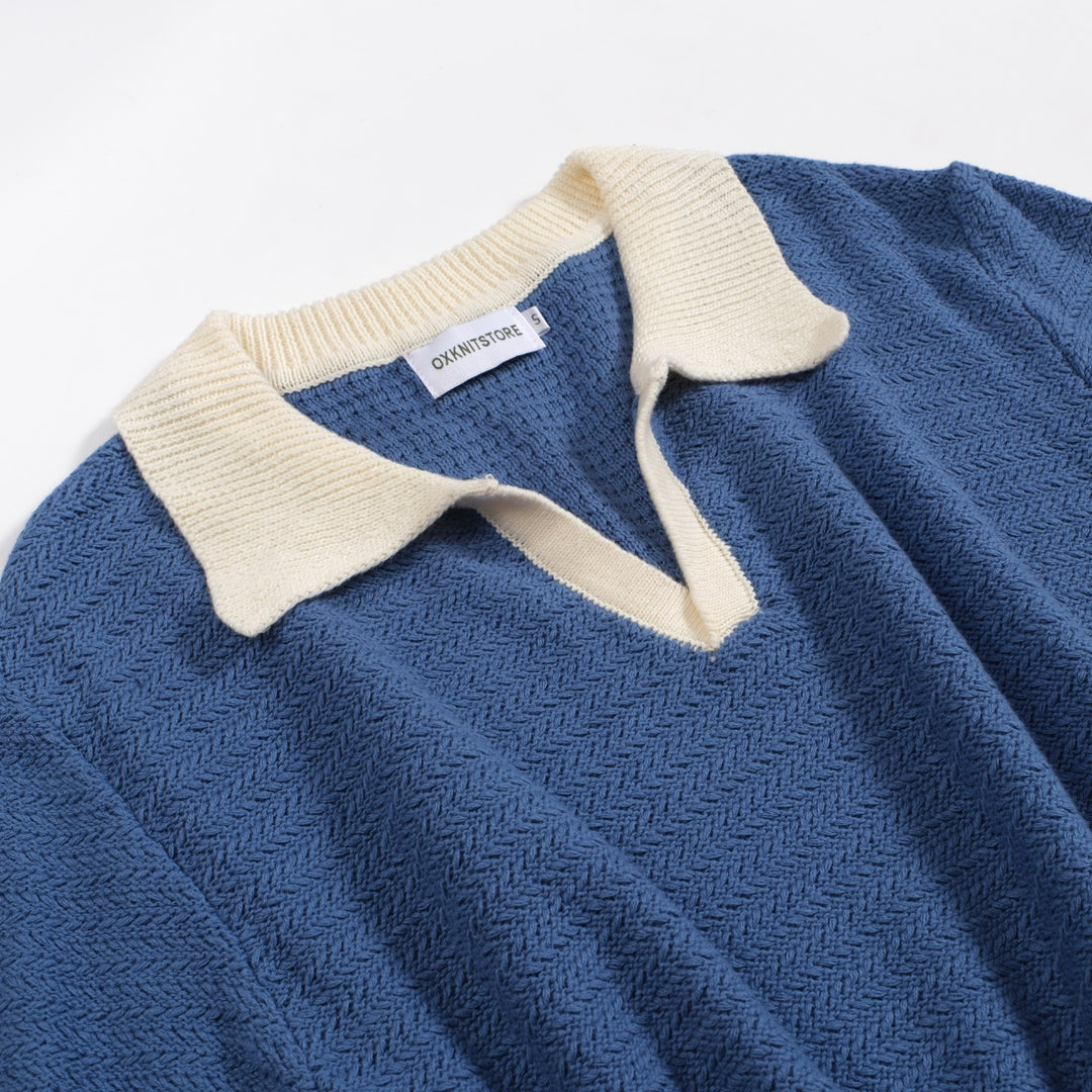 Blau gestrickte Polo von Männern aus weißem V-Ausschnitt