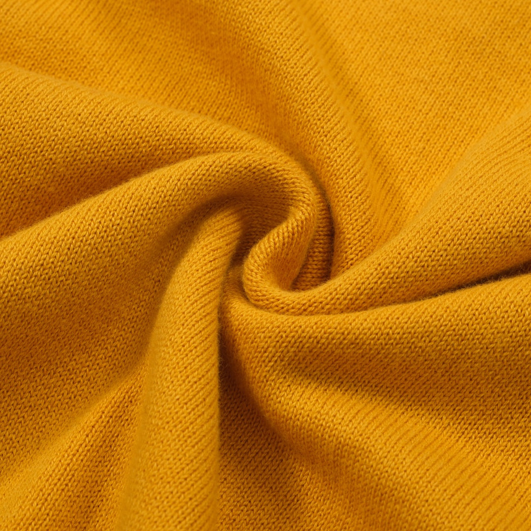 Polo de punto de color amarillo claro para hombres con vino tinto y rayas blancas